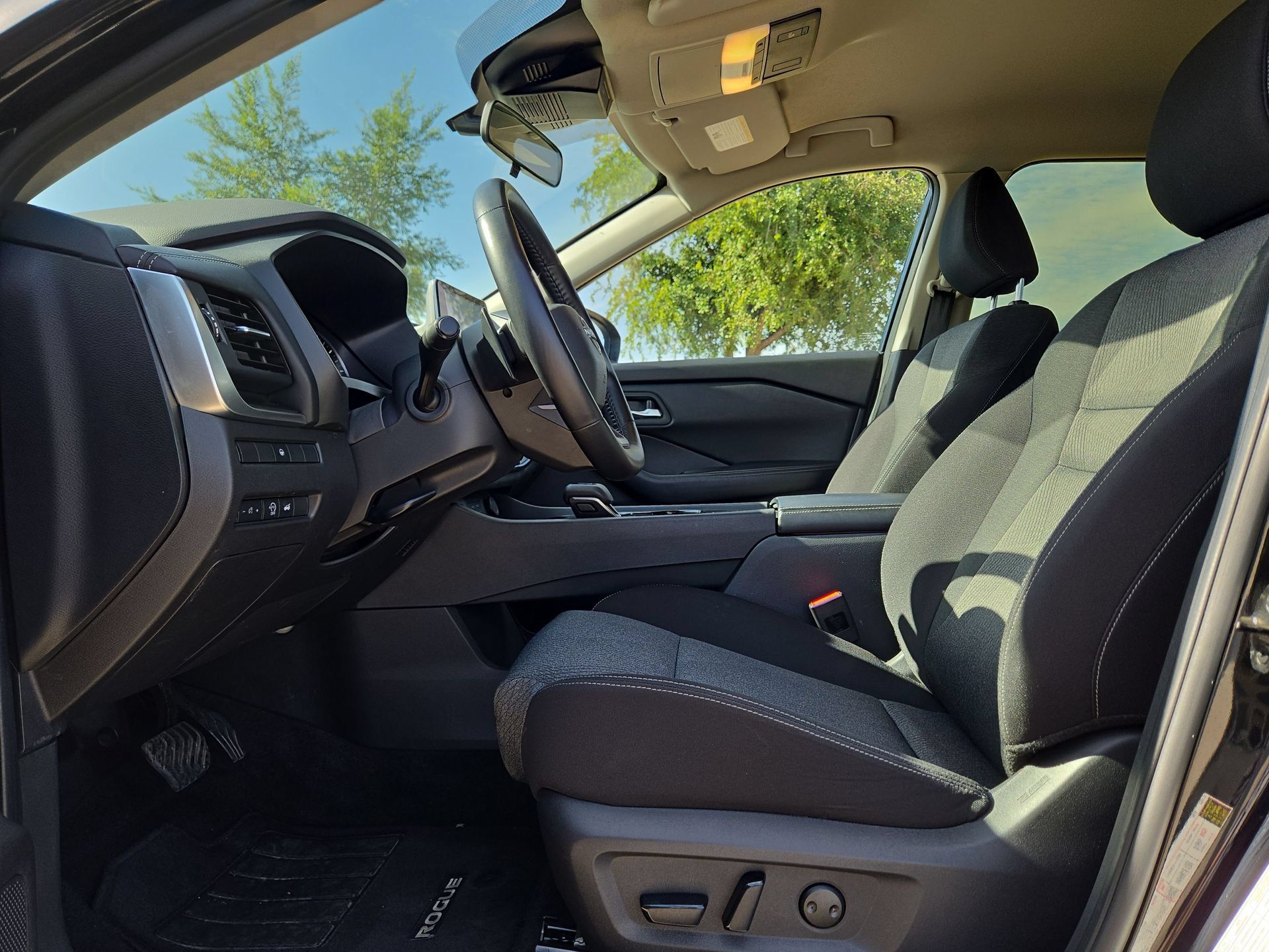 Used 2025 Nissan Rogue SV FWD image 16