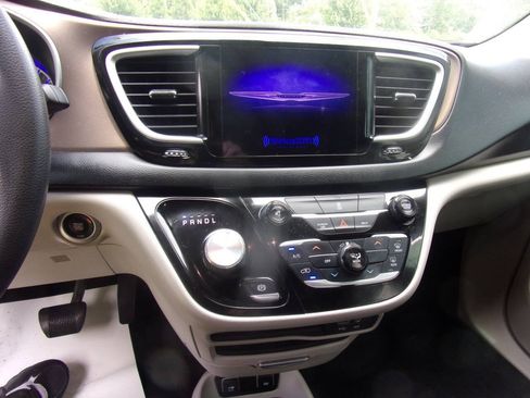 Used 2017 Chrysler Pacifica Touring FWD image 22