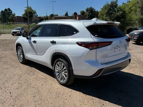 Used 2026 Toyota Highlander Platinum AWD/4WD image 3