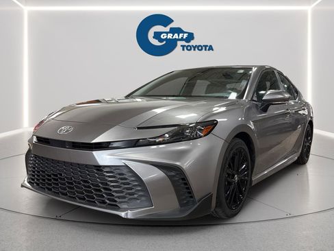 Used 2025 Toyota Camry SE FWD image 1