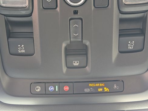 Used 2024 GMC Yukon Denali w/ Denali Reserve Package image 31