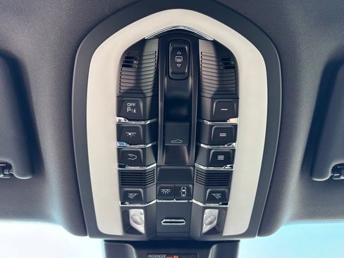 Certified 2026 Porsche Macan AWD/4WD image 34