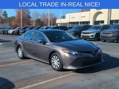 Used 2019 Toyota Camry L image 7