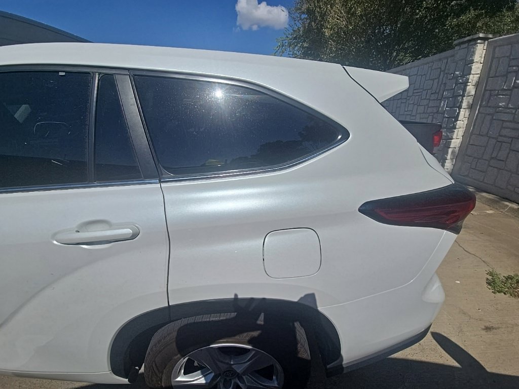 Used 2023 Toyota Highlander LE FWD image 3