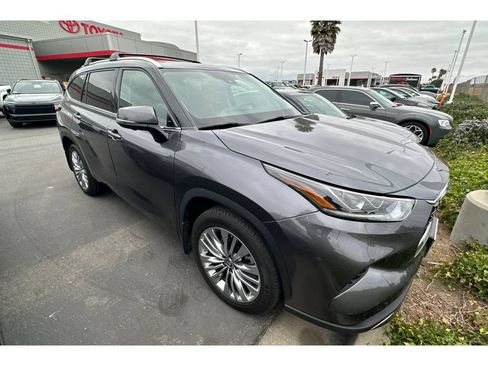 Used 2023 Toyota Highlander Platinum FWD image 2