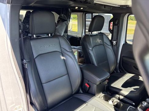Used 2024 Jeep Wrangler Unlimited Sahara w/ Technology Group AWD/4WD image 31