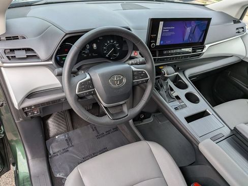 Used 2026 Toyota Sienna XLE FWD image 17