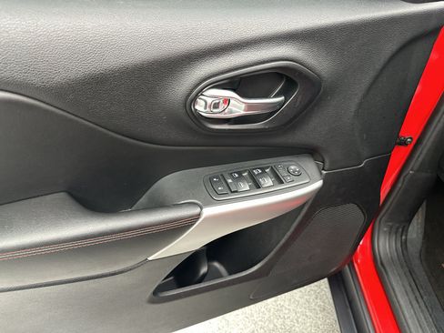 Used 2018 Jeep Cherokee Trailhawk w/ Cold Weather Group AWD/4WD image 3