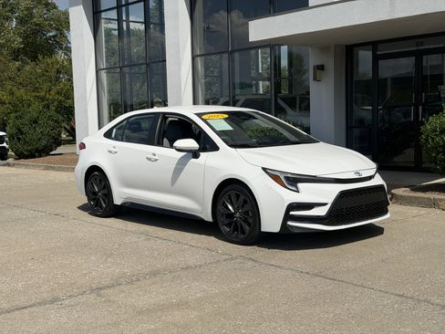 Used 2025 Toyota Corolla SE FWD image 2