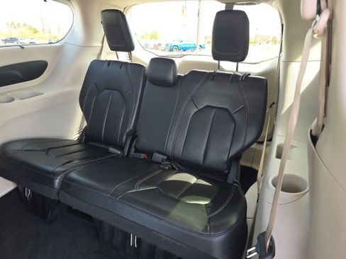 Used 2022 Chrysler Pacifica Touring-L image 34