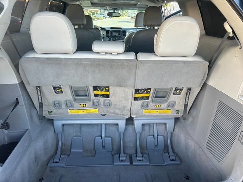 Used 2011 Toyota Sienna XLE image 23