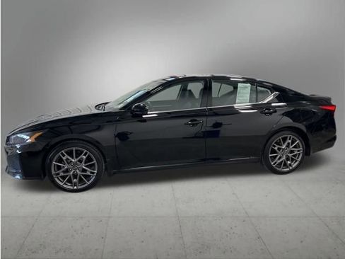 Used 2023 Nissan Altima 2.0 SR FWD image 2