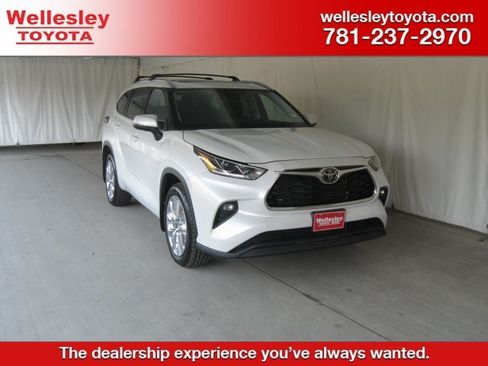 Used 2023 Toyota Highlander Limited image 1