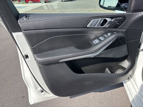 Used 2022 BMW X7 xDrive40i w/ M Sport Package AWD/4WD image 4