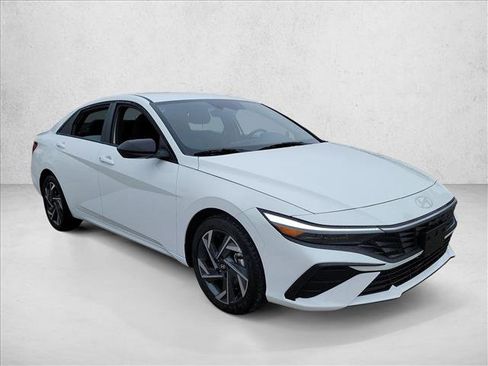 Used 2025 Hyundai Elantra Sport image 3