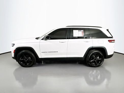Used 2023 Jeep Grand Cherokee Altitude AWD/4WD image 5