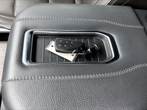Used 2022 GMC Yukon Denali w/ Denali Premium Package AWD/4WD image 36