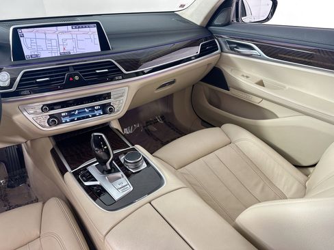 Used 2022 BMW 740i w/ Interior Design Package image 25