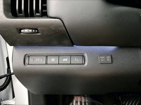 New 2026 Nissan Pathfinder Platinum w/ Lighting Package AWD/4WD image 32