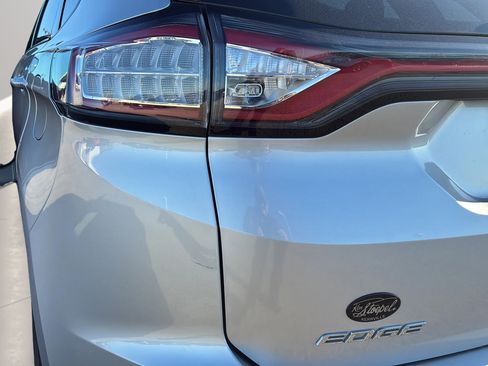 Used 2018 Ford Edge SE FWD image 30