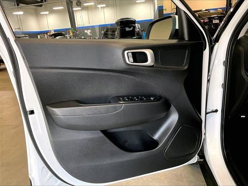 Used 2020 Hyundai Venue SE FWD image 9