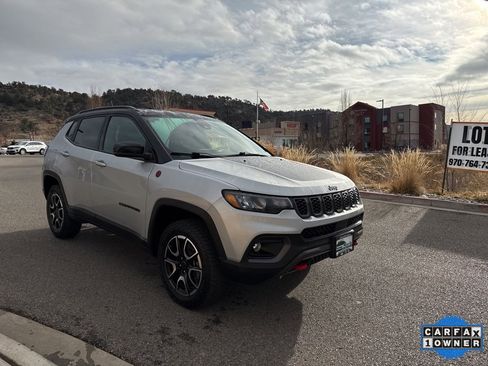 Used 2025 Jeep Compass Trailhawk image 12