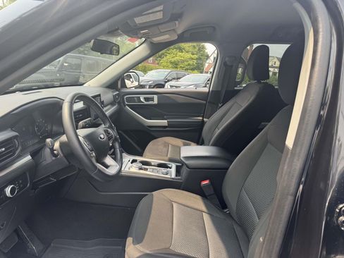 Used 2023 Ford Explorer XLT AWD/4WD image 16