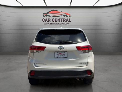 Used 2017 Toyota Highlander XLE AWD/4WD image 4