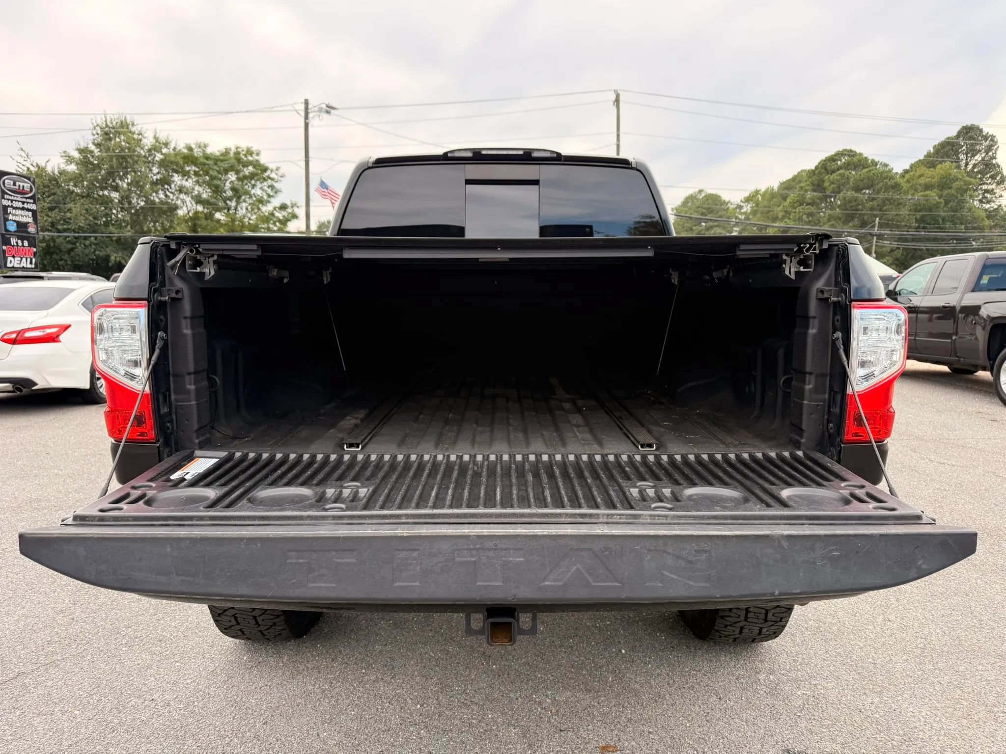 Used 2017 Nissan Titan SL w/ SL Towing Convenience Package RWD image 11
