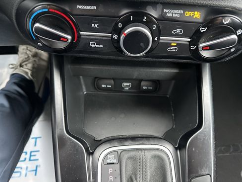 Used 2022 Kia Soul LX image 25