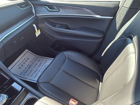 New 2025 Jeep Grand Cherokee Limited image 14