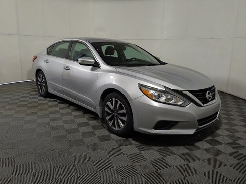 Used 2017 Nissan Altima 2.5 SV w/ Convenience Package FWD image 13