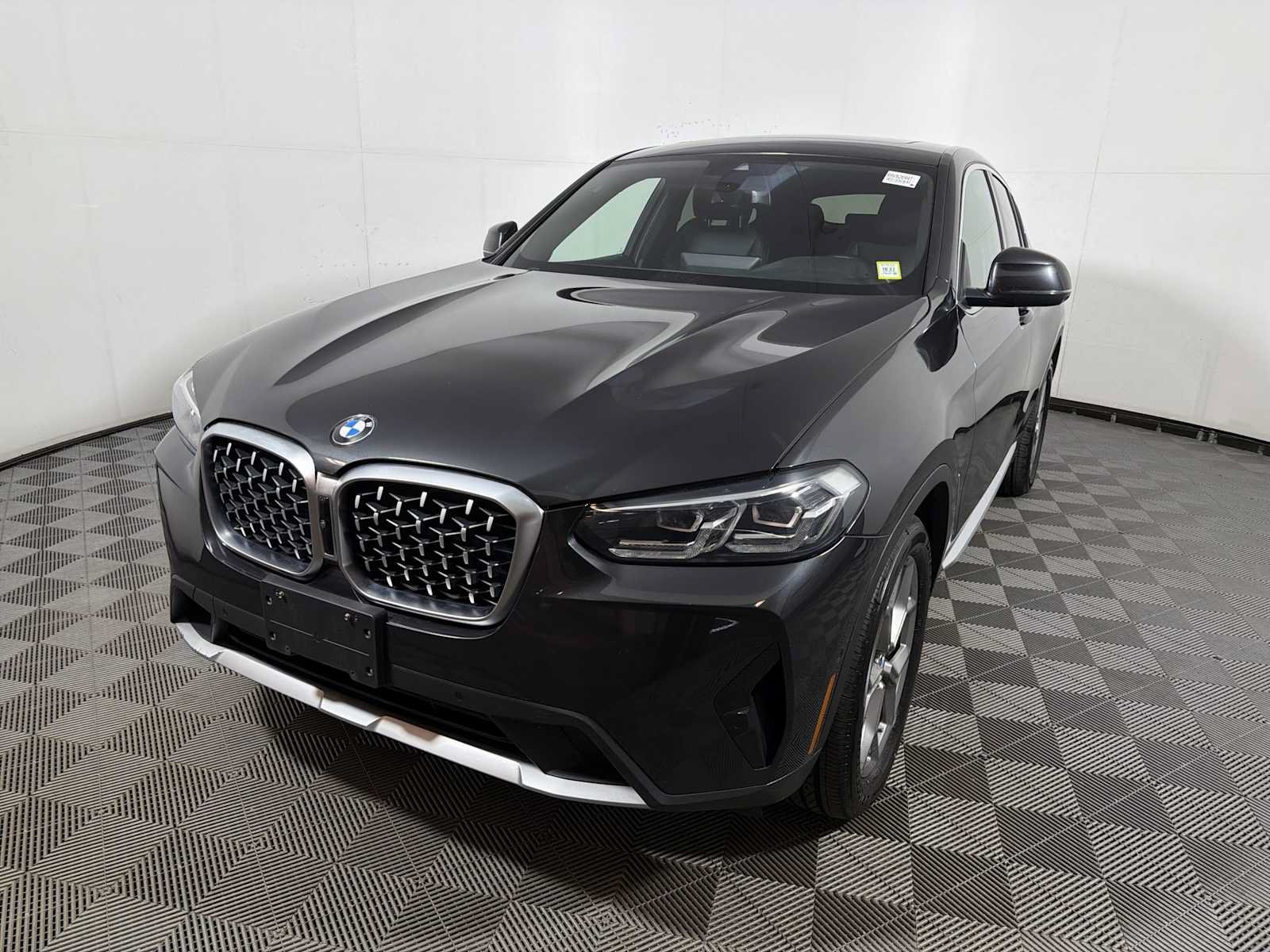 Used 2024 BMW X4 xDrive30i w/ Parking Assistance Package AWD/4WD image 3