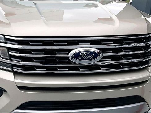 Used 2018 Ford Expedition XLT image 31