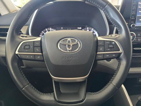 Used 2022 Toyota Highlander XLE AWD/4WD image 23