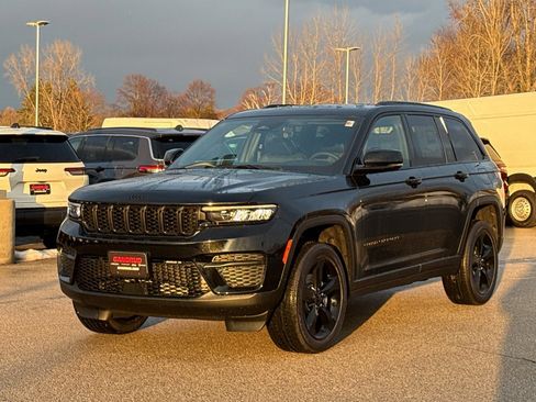 New 2025 Jeep Grand Cherokee Altitude AWD/4WD image 2