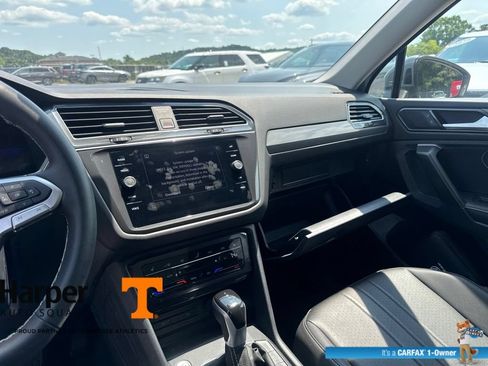 Used 2023 Volkswagen Tiguan SE w/ Panoramic Sunroof Package FWD image 16