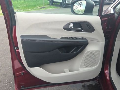 Used 2023 Chrysler Pacifica Touring-L image 28