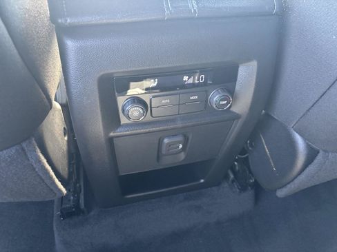 Used 2023 Chevrolet Traverse LT FWD image 13