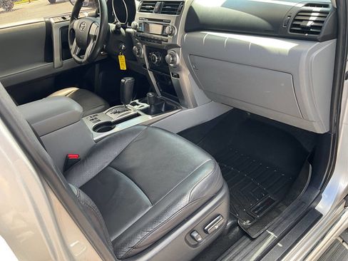 Used 2010 Toyota 4Runner SR5 AWD/4WD image 31