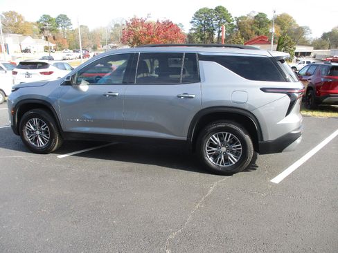 Used 2025 Chevrolet Traverse LT image 5