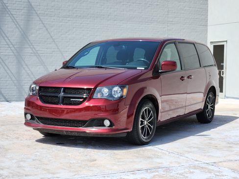 Used 2019 Dodge Grand Caravan SE FWD image 3