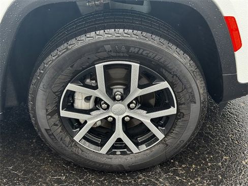 Certified 2024 Jeep Grand Cherokee Limited image 9