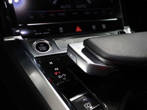 Used 2023 Audi e-tron Premium Plus w/ Premium Plus Package AWD/4WD image 27