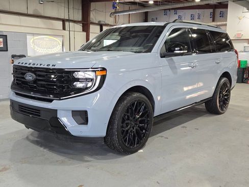 Used 2025 Ford Expedition Platinum w/ Stealth Performance Package image 5