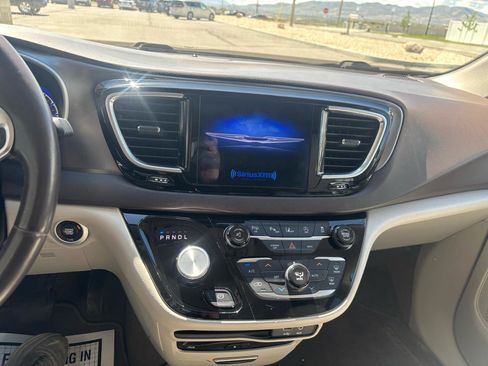 Used 2017 Chrysler Pacifica Touring-L Plus image 15