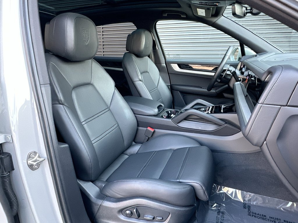 Certified 2025 Porsche Cayenne AWD/4WD image 30
