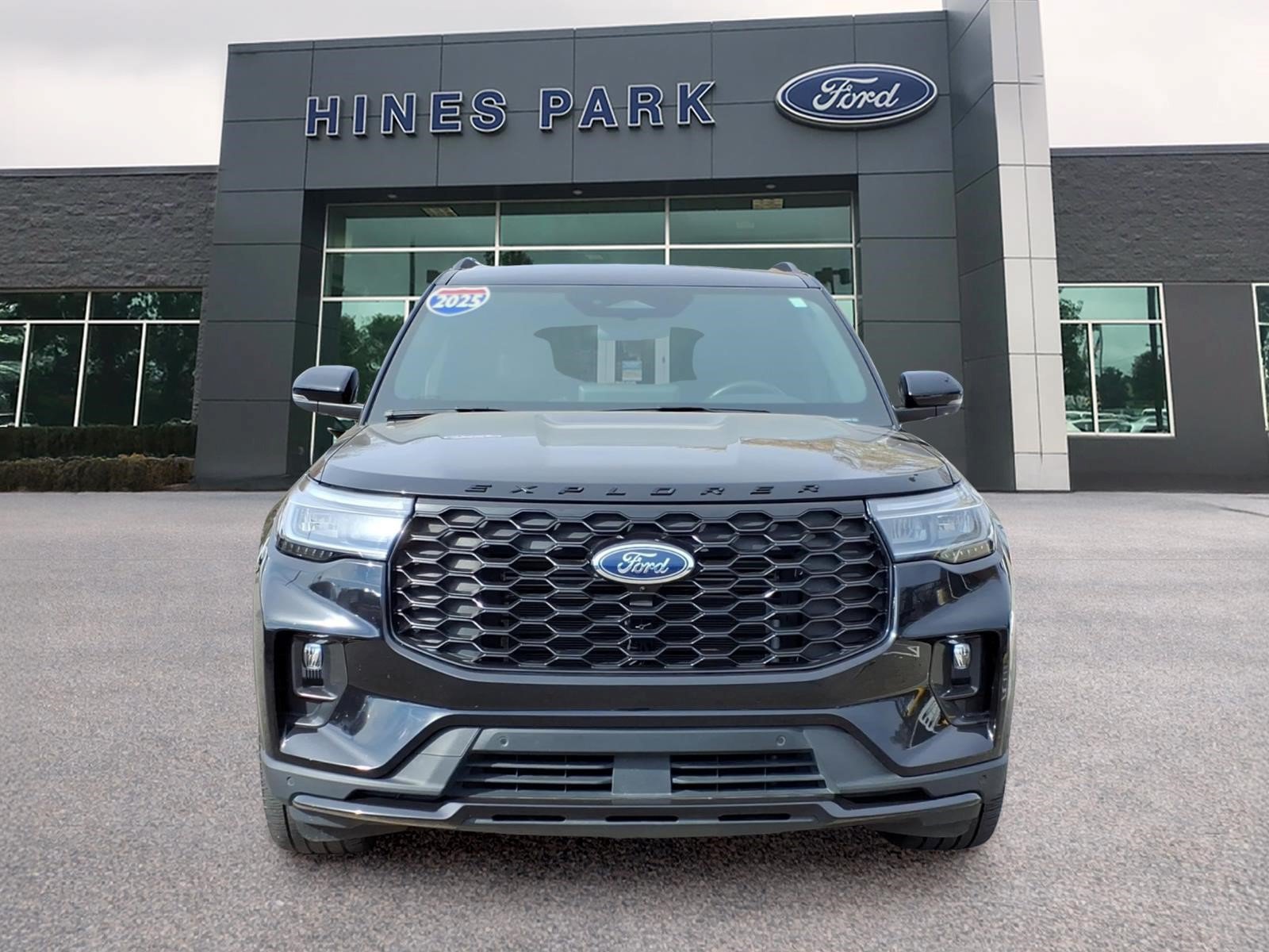 Used 2025 Ford Explorer ST-Line w/ ST-Line Street Pack AWD/4WD image 2