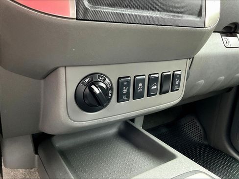 Used 2012 Nissan Frontier SL AWD/4WD image 16