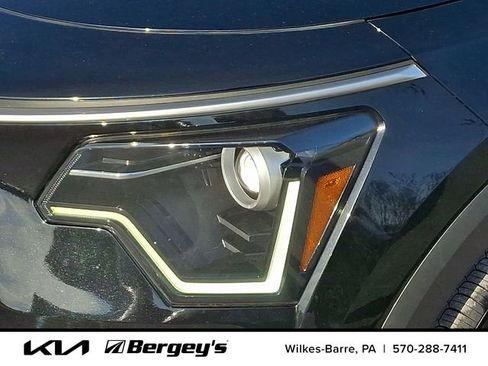 Certified 2025 Kia Niro LX image 11